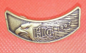 Chaqueta Hog Harley Davidson 1997 dueños grupo pin insignia alas rockero - Imagen 1 de 3