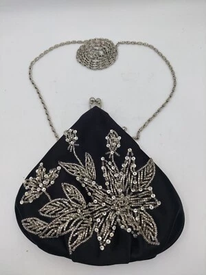 Bolsa tiracolo vintage preta de cetim com lantejoulas e miçangas e corrente clipe beijo - Imagem 1 de 4