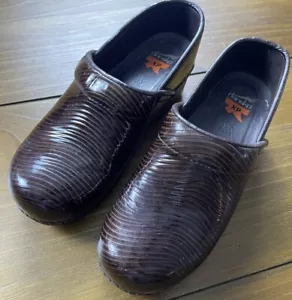Dansko XP Women’s 38 Brown Wave Stripe Patent Leather Clog Shoe Slip On - Picture 1 of 8