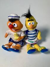 alte Figuren Ernie & Bert in Badekleidung Schwimmreifen Spielzeug Sammler Ente