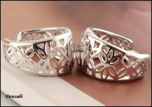 PENDIENTES DE ARO  CON DIBUJO FLORES COLOR ORO BLANCO SIN PIEDRAS   - Imagen 1 de 2