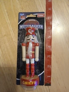 Kansas City Chiefs Sammlerstück Nussknacker Ornament Andenken neu auf Karte - Bild 1 von 2