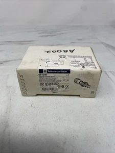 Telemecanique XS1 M18PA370D proximity switch sensor - Picture 1 of 5