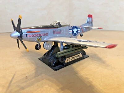 MOTORMAX 74336 P-51 Mustang Buckeye Blitz VI / Red Eraser Die-Cast Foto 1 de 4