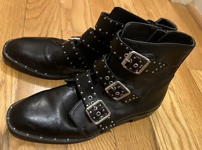 Bota lisa para mujer Chinese Laundry plateada con hebillas tachuelas en negro talla 9 Foto 1 de 4