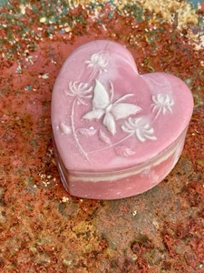 Portagioie vintage rosa Incolay intagliato pietra ollare a forma di cuore con coperchio - Foto 1 di 9