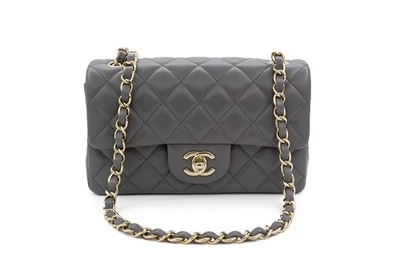 Chanel Acolchado Clásico Mini Solapa Gris Oscuro Piel de Cordero Oro Claro Herrajes BNP 22A Foto 1 de 4