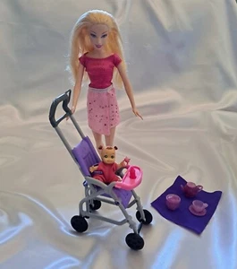 Barbie Puppe mit Kind Babysitter Kinderwagen Baby Buggy & Zubehör - Bild 1 von 6