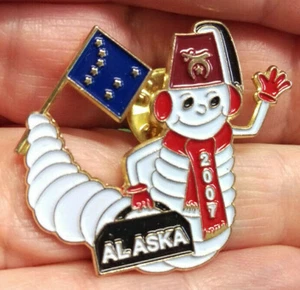 Shriner Pin - Al Aska 2007 AL-ASKA Iceworm con cappello Fez AK Flag guanti e sciarpa - Foto 1 di 4
