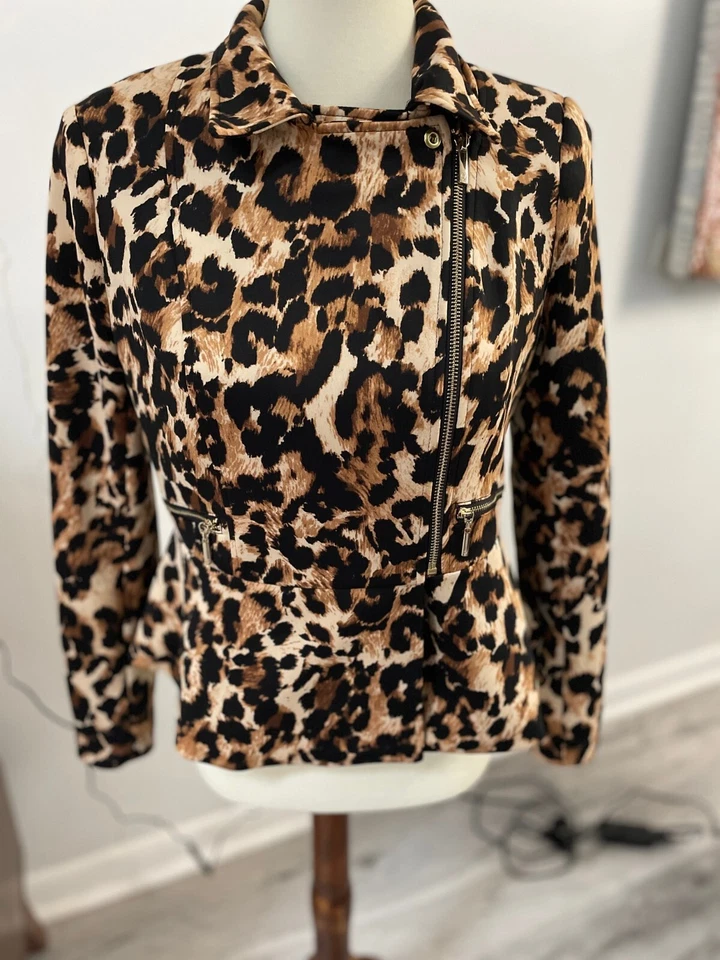 Jaqueta Thalia Sodi animal print leapord zíper lateral, tamanho XS - Imagem 1 de 4