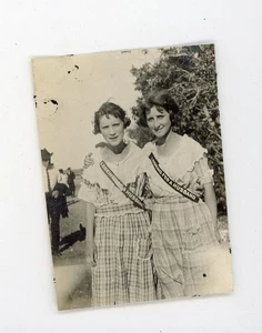 Mädchen tragen " Auf der Suche nach einem Ehemann " Schärpe Banner Vintage Schnappschuss Foto - Bild 1 von 3