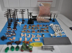 Lot- HO Animals, Scenery, Telephone Poles, Street Lamps, People, Marx Crossing - Bild 1 von 6