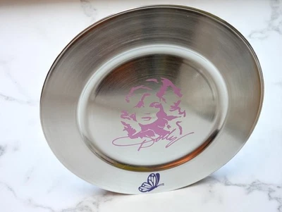 🎤 Placa Cargador Decorativa Inspirada en Dolly Parton - Plateada - Música Country - Nueva Foto 1 de 2