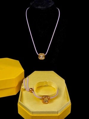Conjunto Swarovski Dulcis: Gargantilha e Pulseira | Ouro Rosa Cristal Lavanda | Novo na caixa - Imagem 1 de 4