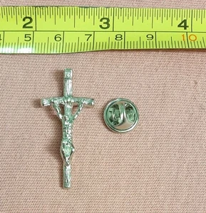 Silberfarbene Jesus Christus am Kreuz Kruzifix Anstecknadel religiös christlich - Bild 1 von 3