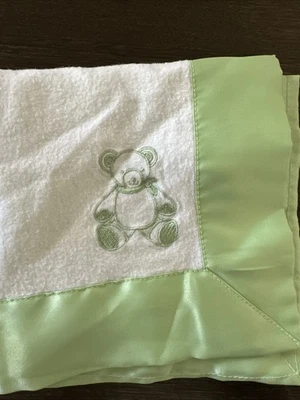 Cobertor de bebê bordado de pelúcia acabamento acetinado verde e segurança reversa Lovey Kidsline - Imagem 1 de 4