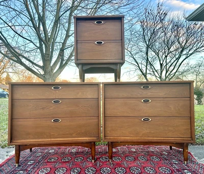 Mid-Century Modern HOOKER Co. Nogal 2 Cómodas/Mesa de Noche - TARIFAS DE ENVÍO N DESCRIPCIÓN Foto 1 de 4