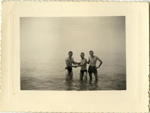 PHOTO ANCIENNE - VINTAGE SNAPSHOT - GROUPE HOMME TORSE NU MUSCLE MER - MAN - Foto 1 di 1