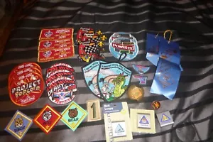 Lote de parches y trabillas para cinturón Boy/Cub Scouts usados/nuevos - Imagen 1 de 5