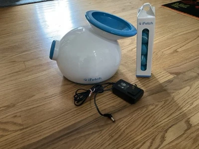 Lanzador automático de bolas iFetch para perros pequeños con adaptador de pared de 9 V CA/CC Foto 1 de 4