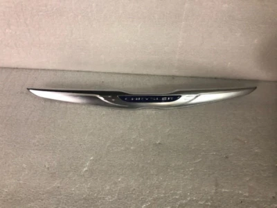 Emblema de grade Chrysler 300 2015-2020 68262136AC OE - Imagem 1 de 3