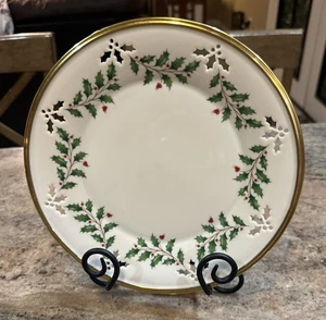 Juego de 4 platos de Navidad Lenox detalles de acebo perforado con borde de color dorado - Imagen 1 de 14