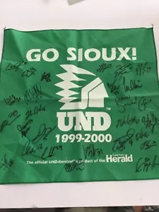 1999-2000 North Dakota Fighting Sioux UND Kercheif Firmato Autografato a squadre - Foto 1 di 5