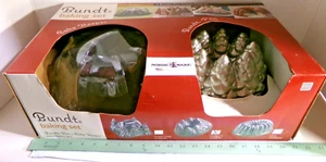 Nordic Ware HOLIDAY TREE Bundt Pan Baking Set & Cake Keeper Boxed - Picture 1 of 4