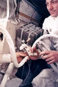 New 5x7 Photo: Astronaut John Swigert Repairs "Mailbox" during Apollo 13 Mission - Picture 1 of 1