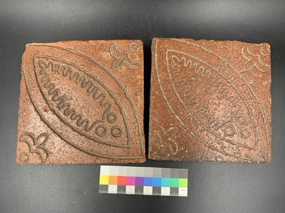 2 Kacheln oder Fliesen (neu-)gotisch Antik - Bild 1 von 3