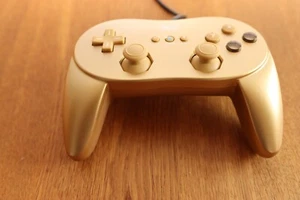 Nintendo Wii - Original Controller Gamepad - RVL-005(-02) - GoldenEye 007 Gold - Bild 1 von 3
