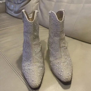 Betsey Johnson Women's Diva Pearl Fashion Boot in Ivory Size 8M  - Picture 1 of 9