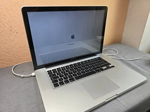 Apple MacBook Pro A1286 1TB SSD, 8GB RAM teildefekt - Bild 1 von 18