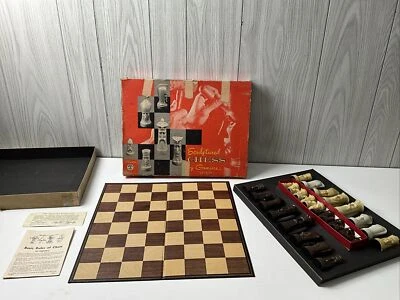 Juego de ajedrez vintage 1961 Ganine esculpido medieval gótico conquistador con caja Foto 1 de 4