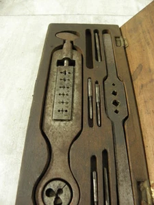 ANTIKES Werkzeug Gewindeschneid Set Mechaniker JUWELIERE SCHRAUBENMATRIZE ODER GEWINDE Holzkiste - Bild 1 von 3