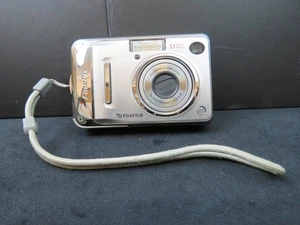 Fujifilm FinePix A500 Digitalkamera 5.1MP silber funktionstüchtig - Bild 1 von 4