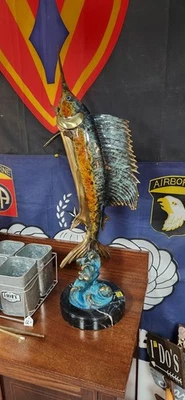 Estatua de bronce esmaltado azul dorado marlín montada sobre una base de mármol Jay Williams Foto 1 de 4