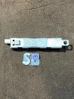 Усилитель верхней антенны 2009–2017 Audi Q5 от оригинального производителя 8R0035225J - Изображение 1 из 4