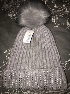 BNWT New Look Grey Silver Soft Chunky Cable Knit Faux Fur Pom-Pom Bobble Hat - Picture 1 of 1