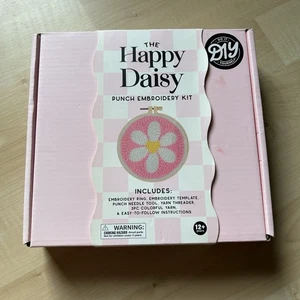 NUEVO Kit Bordado Happy Daisy Punch en Caja Edad 12+ Nueva Caja Abierta - Imagen 1 de 4