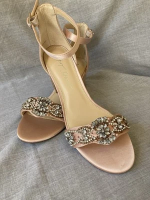 Betsey Johnson 女式 Mel 水钻高跟鞋凉鞋 8 码宽 8W 状况完好 — 第 1/4 张图片