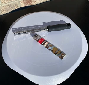 Microplane Classic Grattugia per Zester e Formaggio in Acciaio Inox 9 Pollici - Nero - Foto 1 di 4