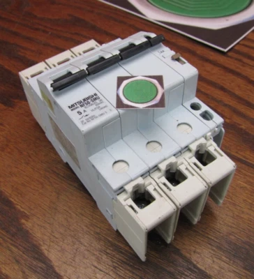 Disyuntor eléctrico 5a Mitsubishi 5 amperios 3 polos con auxiliar NF50-SMU-3-5 Foto 1 de 4