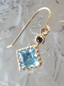 Pendientes de diamante azul topacio de corte princesa y azul oro amarillo liso de 14 kt - Imagen 1 de 12
