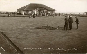 ECHTFOTO-POSTKARTE DAS BOWLING GREEN & PAVILLON, CLACTON-ON-SEA, ESSEX VON CAMEO - Bild 1 von 2