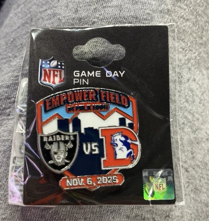 PIN DEL DÍA DEL JUEGO Raiders VS Denver Broncos 6/11/2025 Foto 1 de 1
