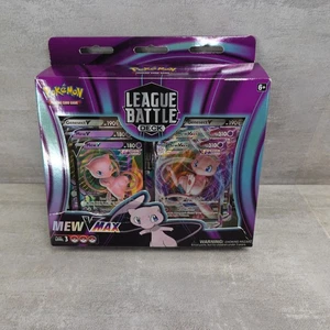 Pokemon Mew VMAX League Battle Deck TCG Genesect V nuovo sigillato in fabbrica scatola danneggiata - Foto 1 di 12