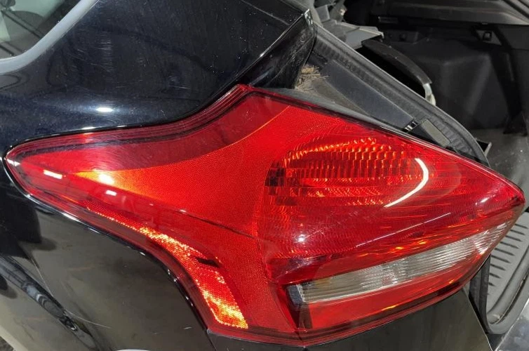 15-18 FORD FOCUS Tail Light Assembly Left HATCHBACK ONLY INCANDESCENT Foto 1 de 1