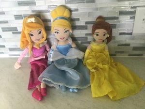 TRE BAMBOLE PELUCHE PRINCIPESSA DISNEY - BAMBOLE BELLE, CENERENTOLA E AURORA - Foto 1 di 11