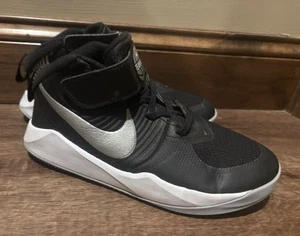 Nike Team Hustle Jugend 1 - Basketball Turnschuhe - schwarz & weiß - Bild 1 von 4